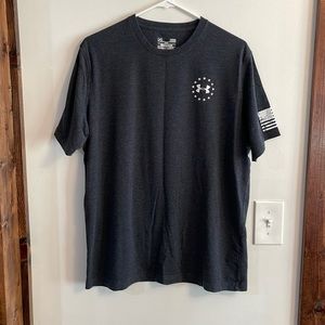 Men Under Armour Heat Gear Tee Shirt. Size Large.